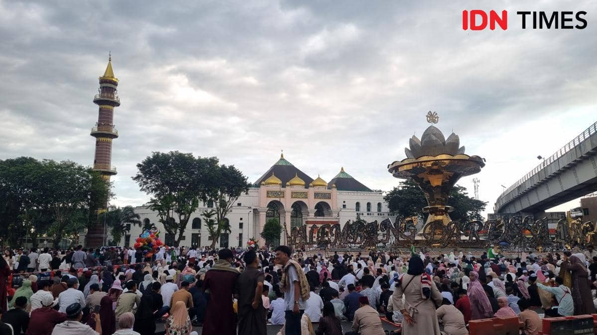 Ribuan Jemaah Salat Id Padati Masjid Agung hingga Jembatan Ampera