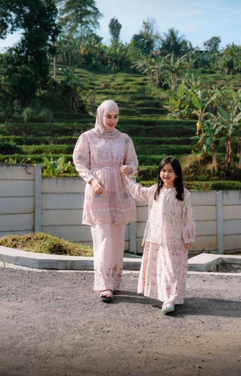 gaya ibu dan anak saat merayakan Idul Adha