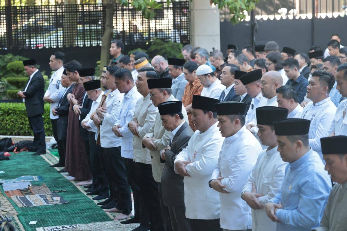 Presiden Prabowo melaksanakan Sholat Ied di Wisma KBRI Paris, Prancis. 