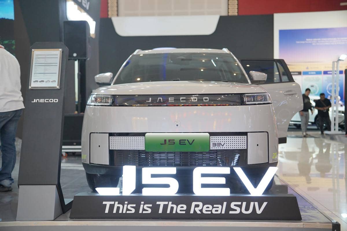 5. Display J5 EV di IIMS Surabaya 2026.JPG