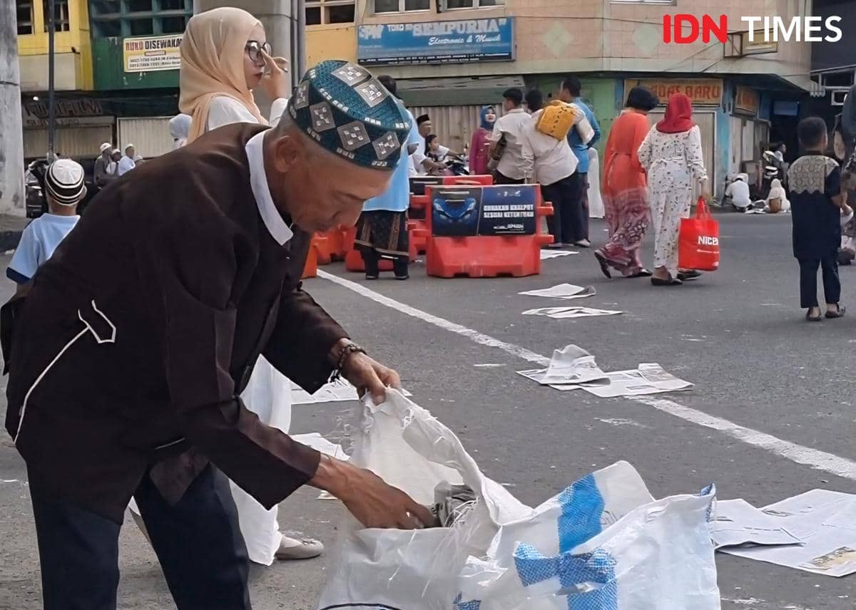 Berkah Iduladha, Rusdi Raup Rezeki Kertas Bekas Alas Salat Id
