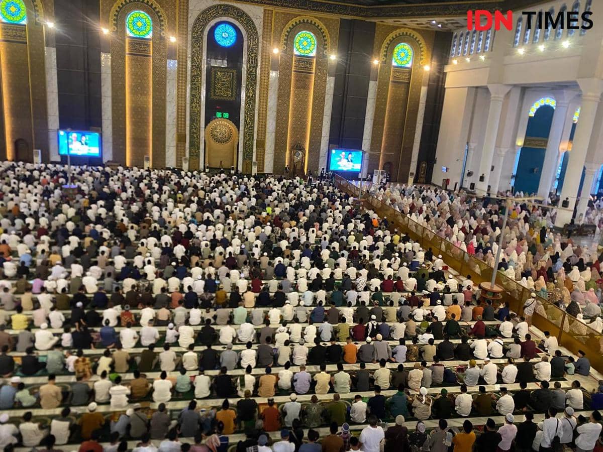 40 Jemaah Salat Iduladha Padati Masjid Al Akbar Surabaya