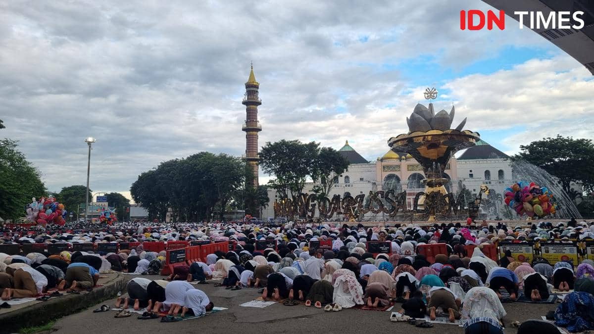 Momen ribuan jemaah Masjid Agung Palembang melaksanakan salat Iduladha 1447 Hijriah. Jemaah tumpah ruah hingga ke jembatan Ampera karena tingginya antusias masyarakat untuk salat di Masjid tertua di Palembang tersebut. (IDN Times/Rangga Erfizal)