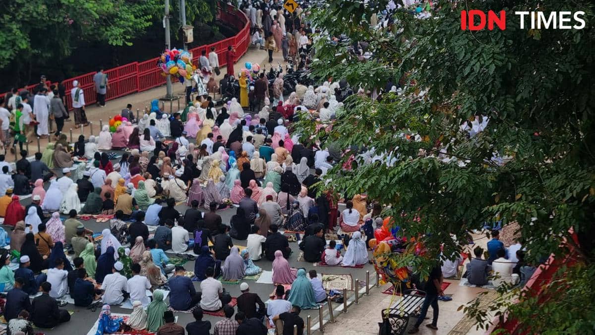 Momen jemaah salat id menunggu momen pelaksanaan salat (IDN Times/Rangga Erfizal)