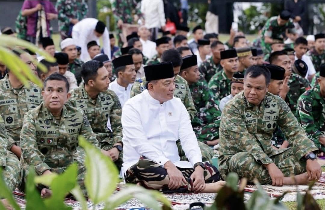 Momen Sjafrie Serahkan Sapi Kurban untuk Warga Manokwari Papua