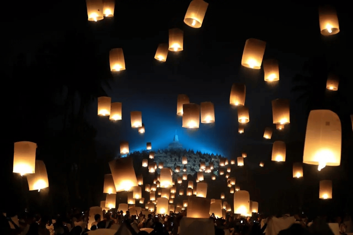 5 Spot Terbaik Menyaksikan Lampion di Borobudur Saat Waisak