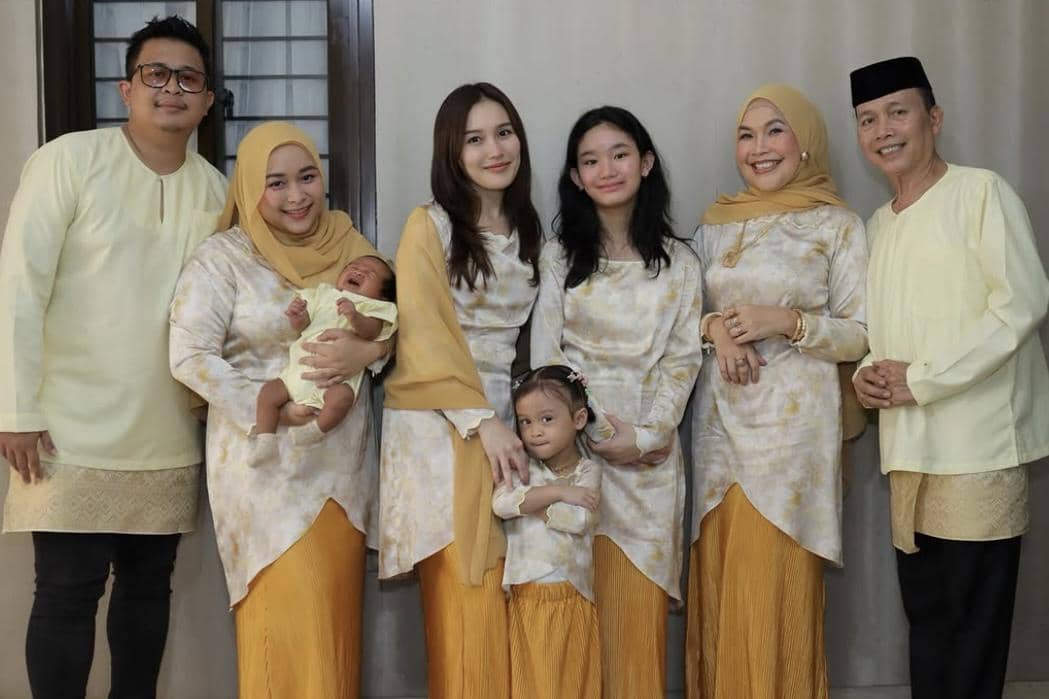 7 Potret Ayu Ting Ting dan Keluarga di Idul Adha 2026, Bajunya Mewah
