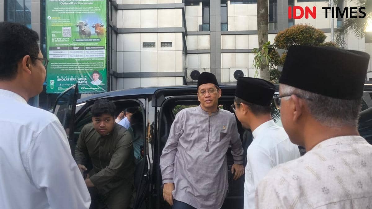 Momen Purbaya Salat Id di Kantor DJP Bersama Sang Putra