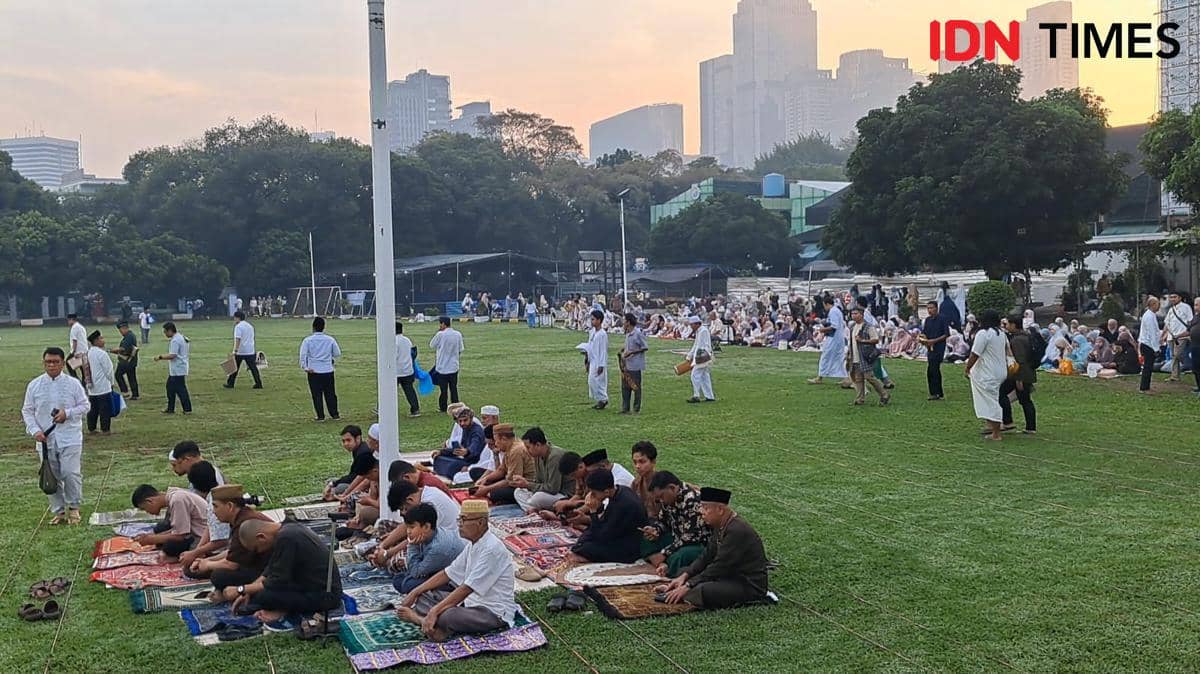 Jelang Salat Idul Adha, Lapangan Masjid Al-Azhar Mulai Dipadati Jemaah