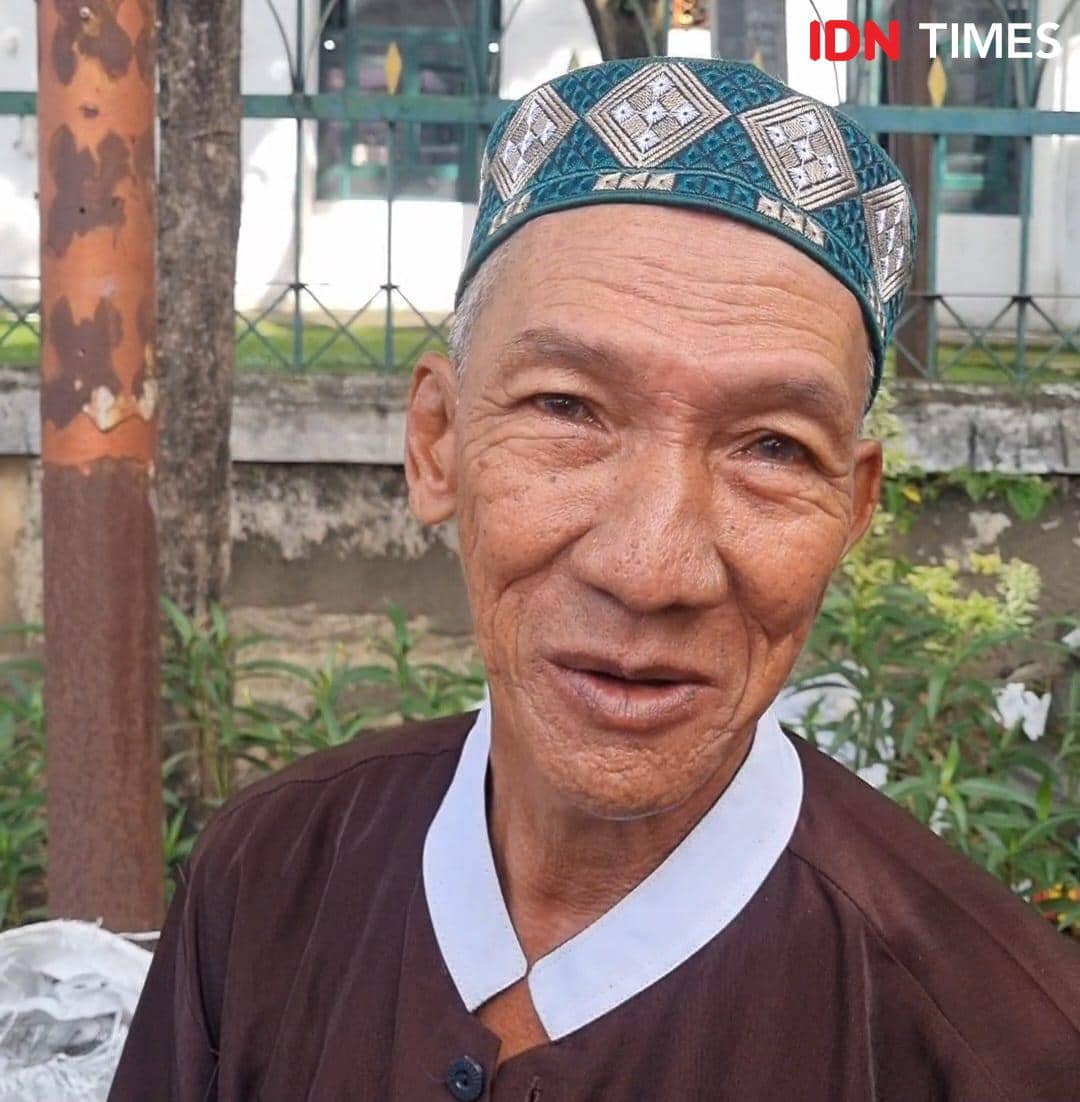 Warga Palembang bernama Rusdi mencari berkah dari kertas dan koran bekas yang digunakan untuk salat id (IDN Times/Rangga Erfizal)