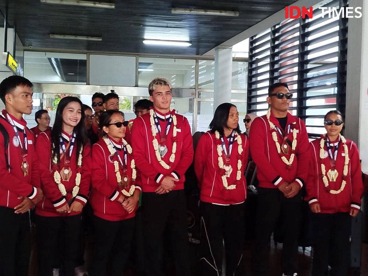 Timnas MMA Indonesia mengenakan jaket merah dan medali setelah berkompetisi di Kejuaraan Asia MMA 2026 di sebuah lokasi dalam ruangan.