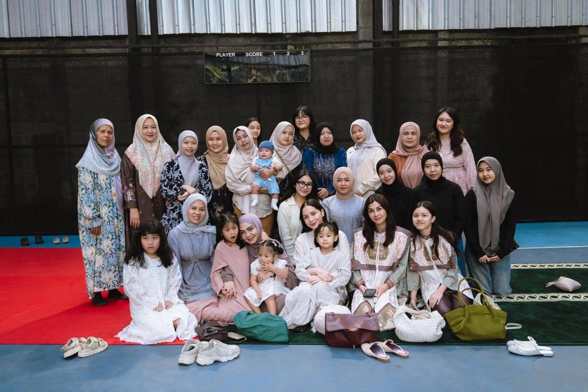 Sekelompok wanita dan anak-anak berbusana muslim berpose bersama di dalam ruangan saat perayaan Idul Adha 2026.