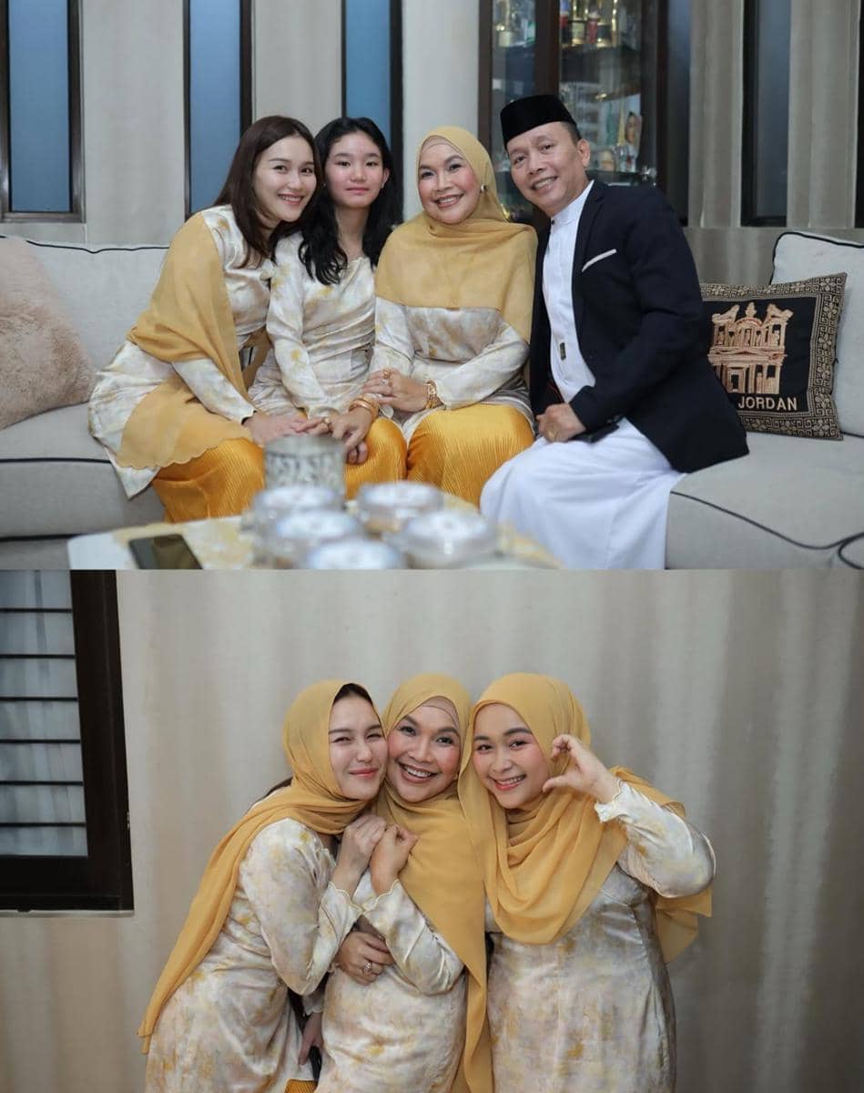 Sebuah keluarga berpose bersama di ruang tamu mengenakan busana senada warna krem dan kuning saat perayaan Idul Adha 2026.