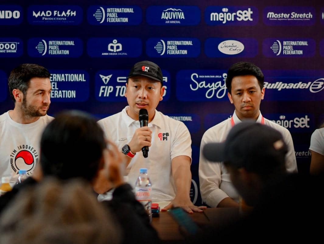 Tiga perwakilan PBPI berbicara dalam konferensi pers di depan latar belakang bertema International Padel Federation.