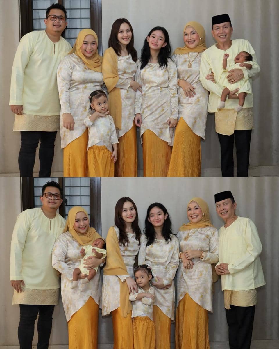 Sebuah keluarga berpose bersama mengenakan busana seragam warna kuning dan krem saat merayakan Idul Adha 2026 di rumah.