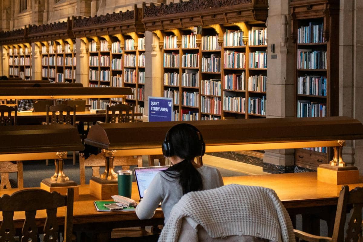 ilustrasi belajar di perpustakaan