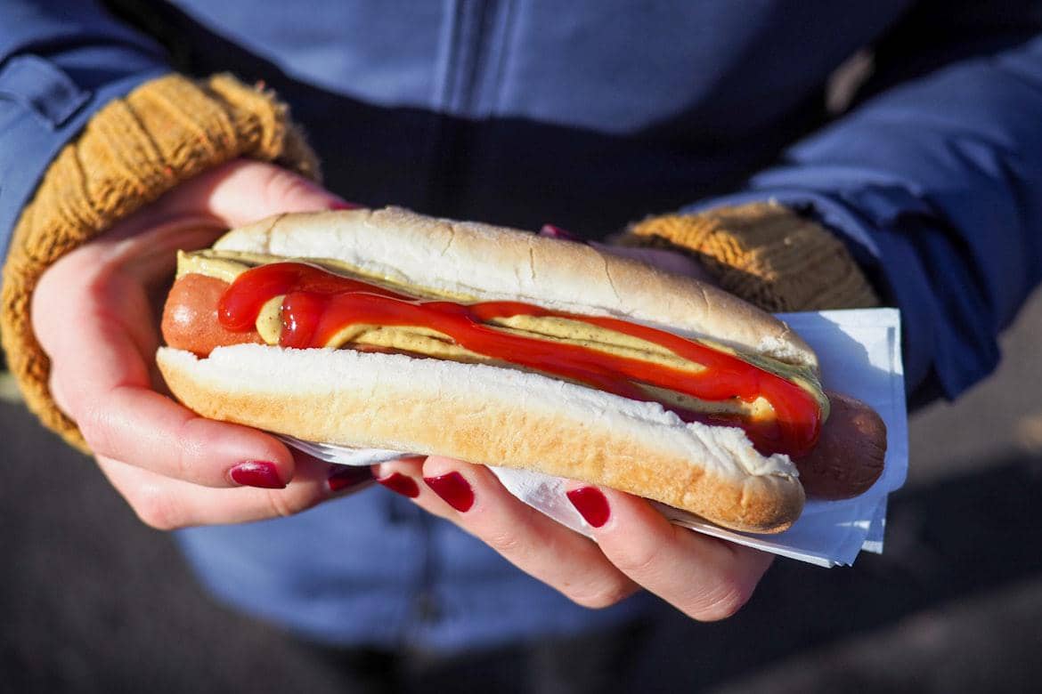 Sejarah Hot Dog yang Mendunia, Bukan Roti Sosis Biasa!