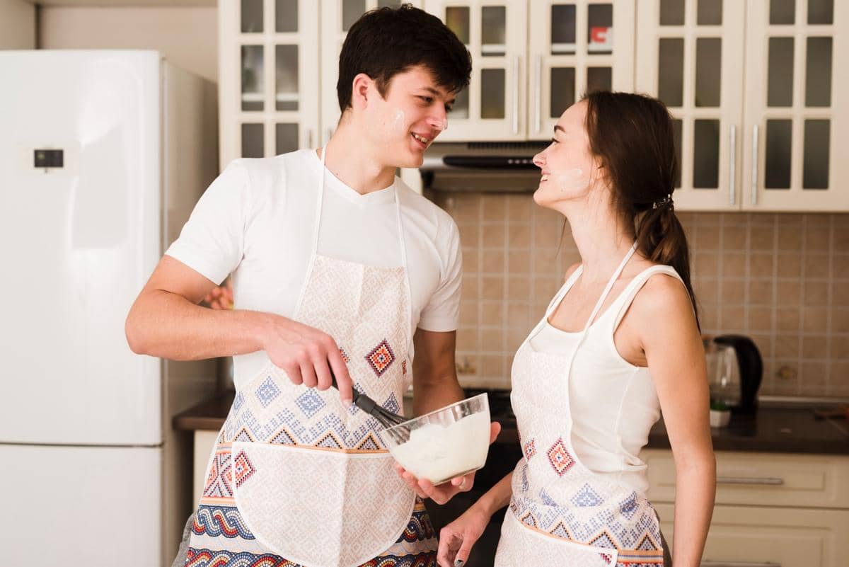Suami dan istri sedang memasak