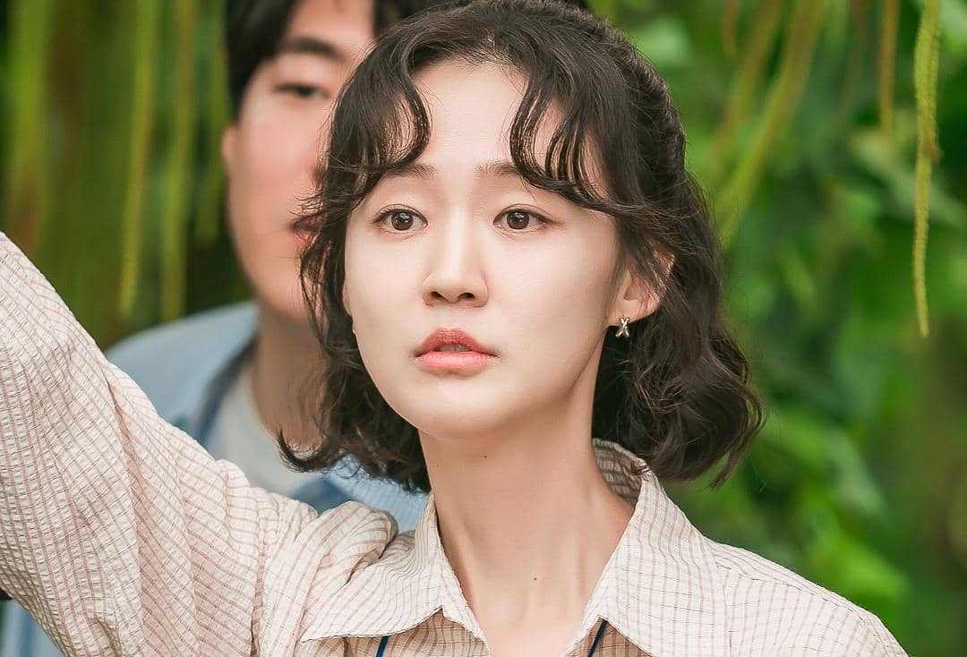 Park Ye Young di drama Sold Out on You