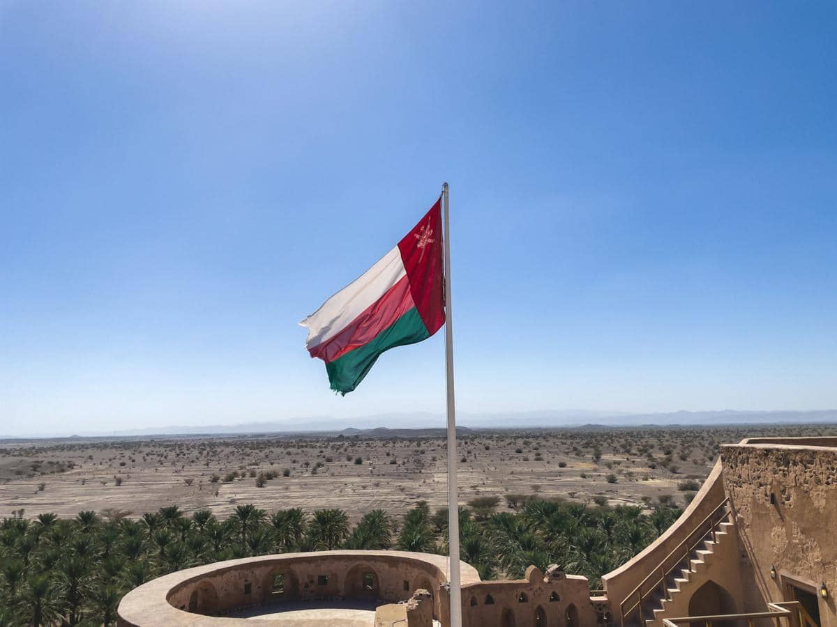 Bendera Oman sedang berkibar.