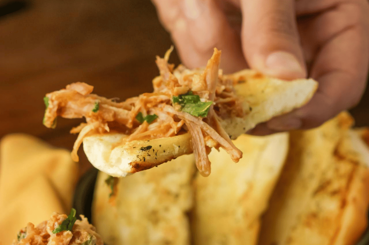 Resep Pita Ayam dengan Saus Paprika Panggang, Kreasi Seru Roti Pita!