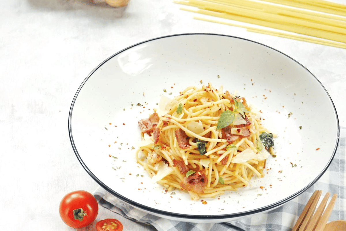 ilustrasi aglio e olio bacon