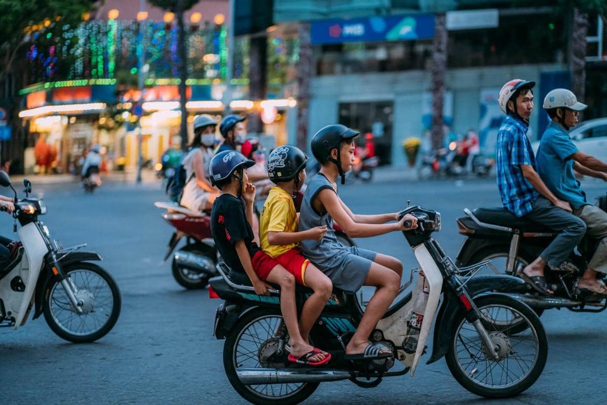ilustrasi pengendara motor di Vietnam, lalu lintas