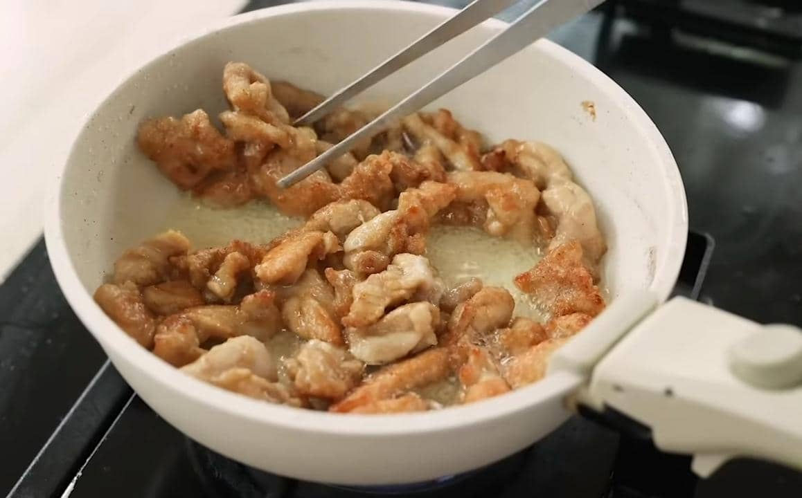 ilustrasi menggoreng ayam