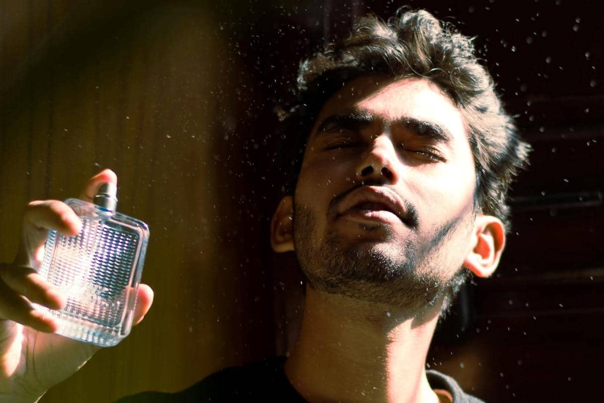 ilustrasi cowok pakai parfum