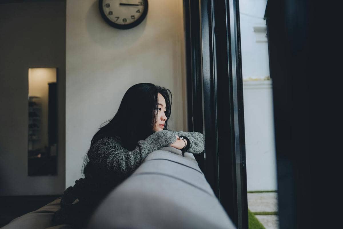 5 Tanda Kamu Terjebak Nostalgia Masa Lalu, Diam-Diam Rapuh
