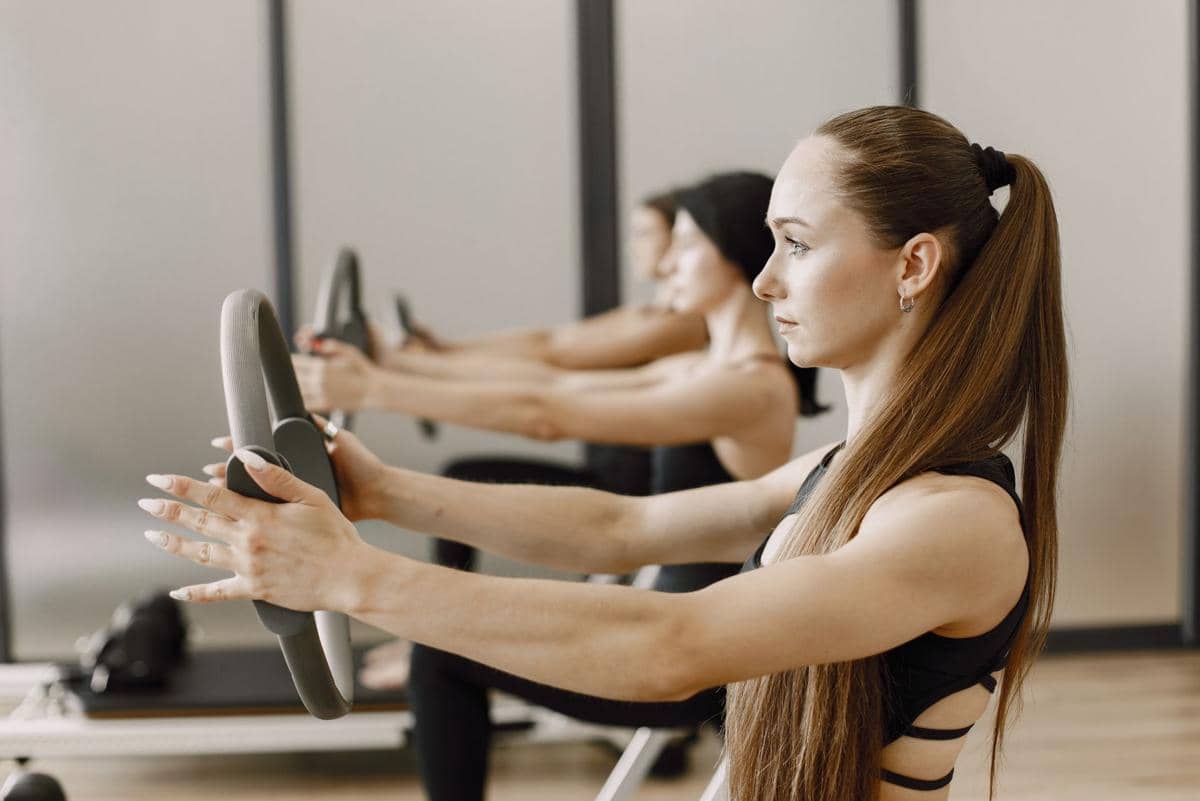 ilustrasi seorang perempuan pilates 