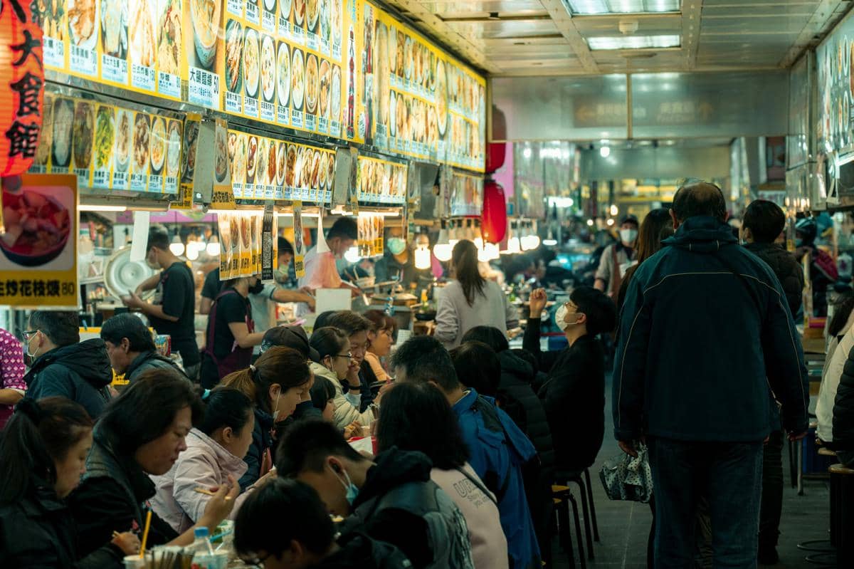 Ilustrasi suasana ramai tenant makanan dan pengunjung di swk deles keputih surabaya.