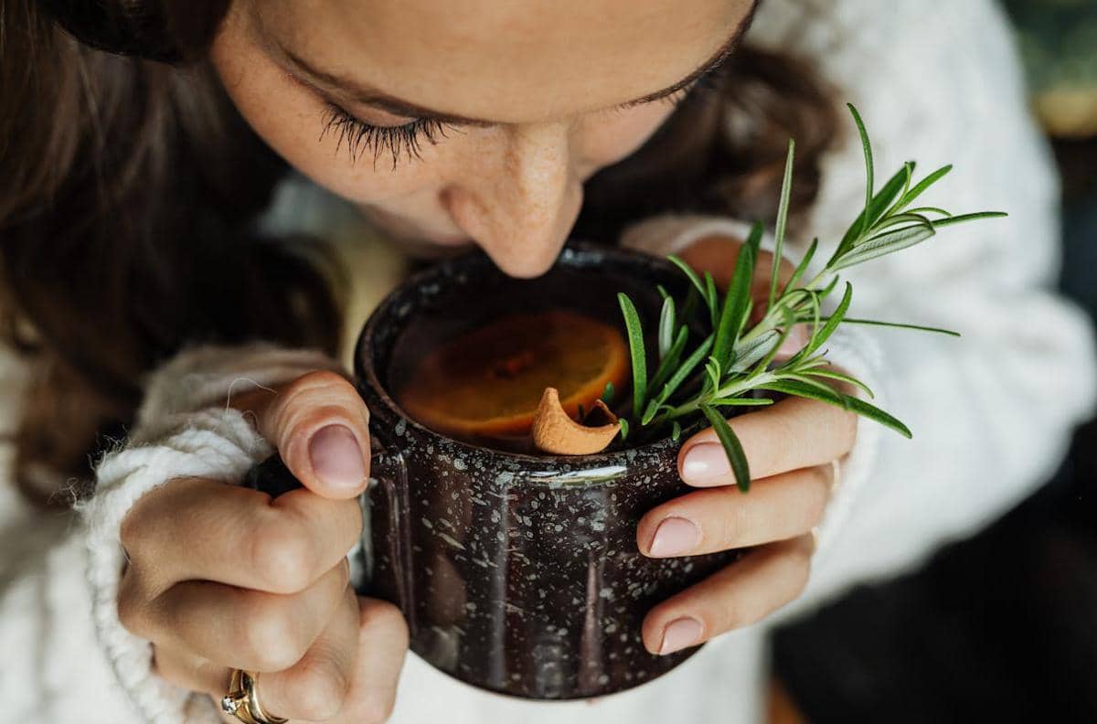 Bukan Asal Teguk, Ini 5 Cara Mindful Drinking Pakai Jamu
