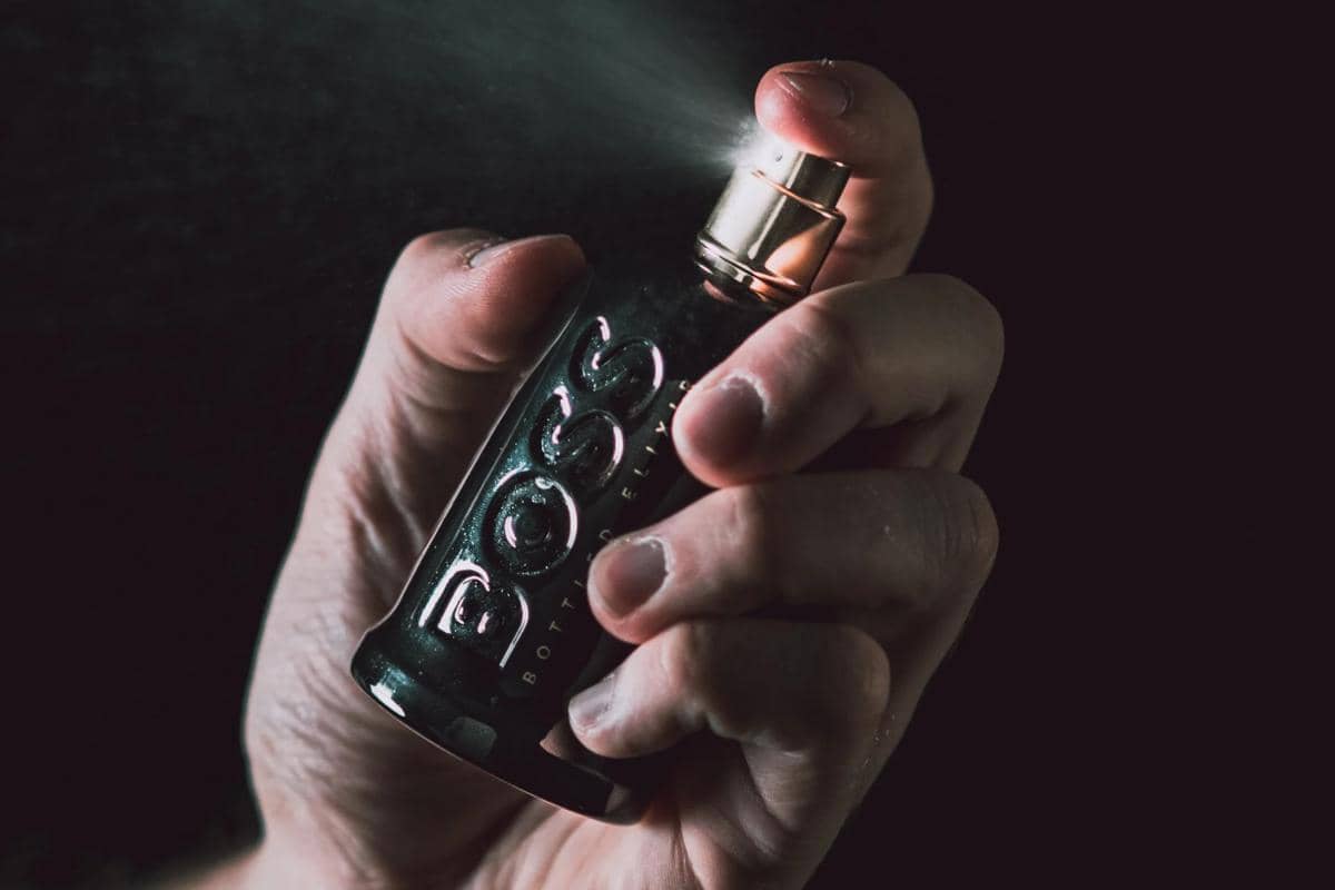 ilustrasi cowok pakai parfum
