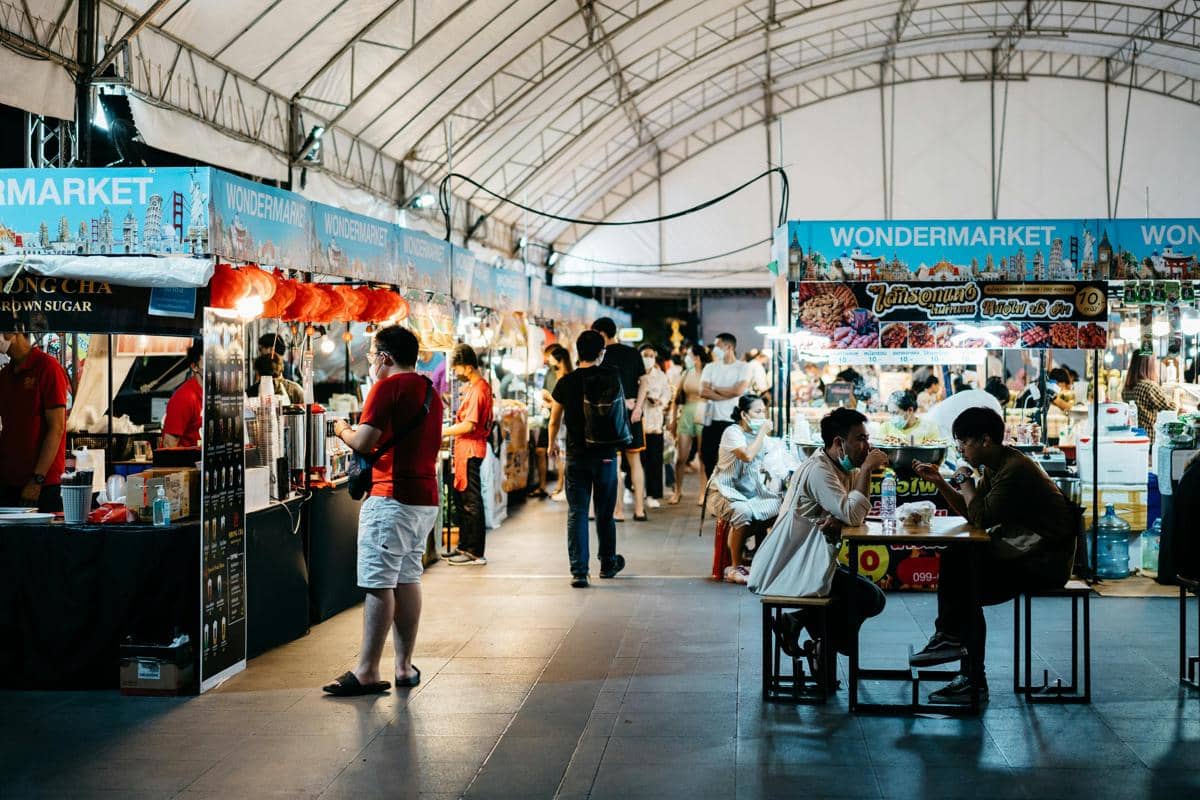Ilustrasi pengunjung menikmati aneka makanan kaki lima di sentra kuliner rmi ngagel.