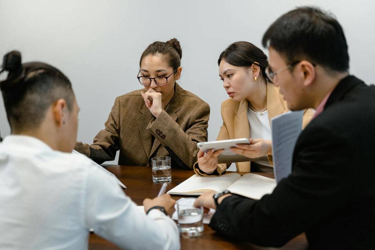 ilustrasi meeting di kantor 