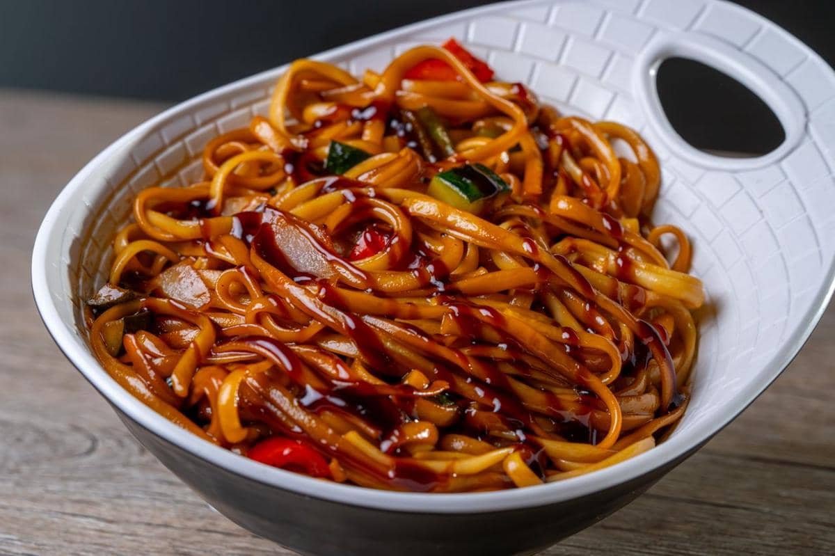ilustrasi chicken teriyaki pasta 