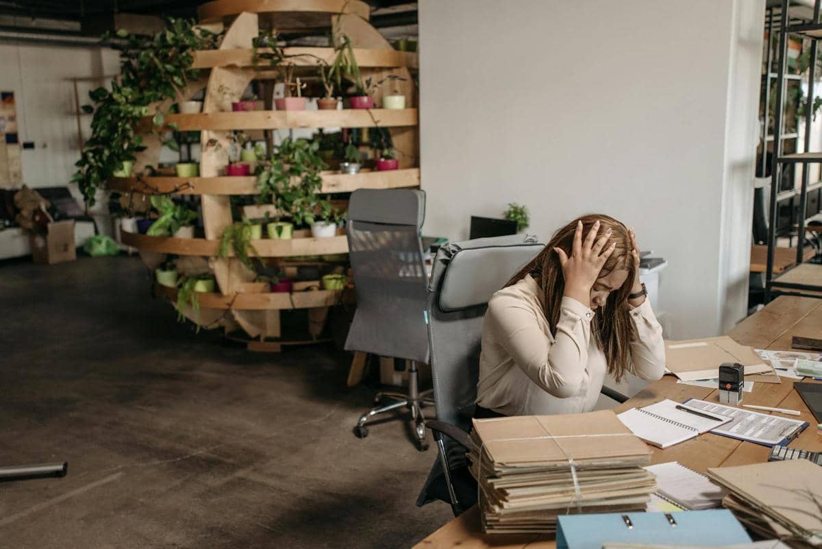 ilustrasi perempuan burnout