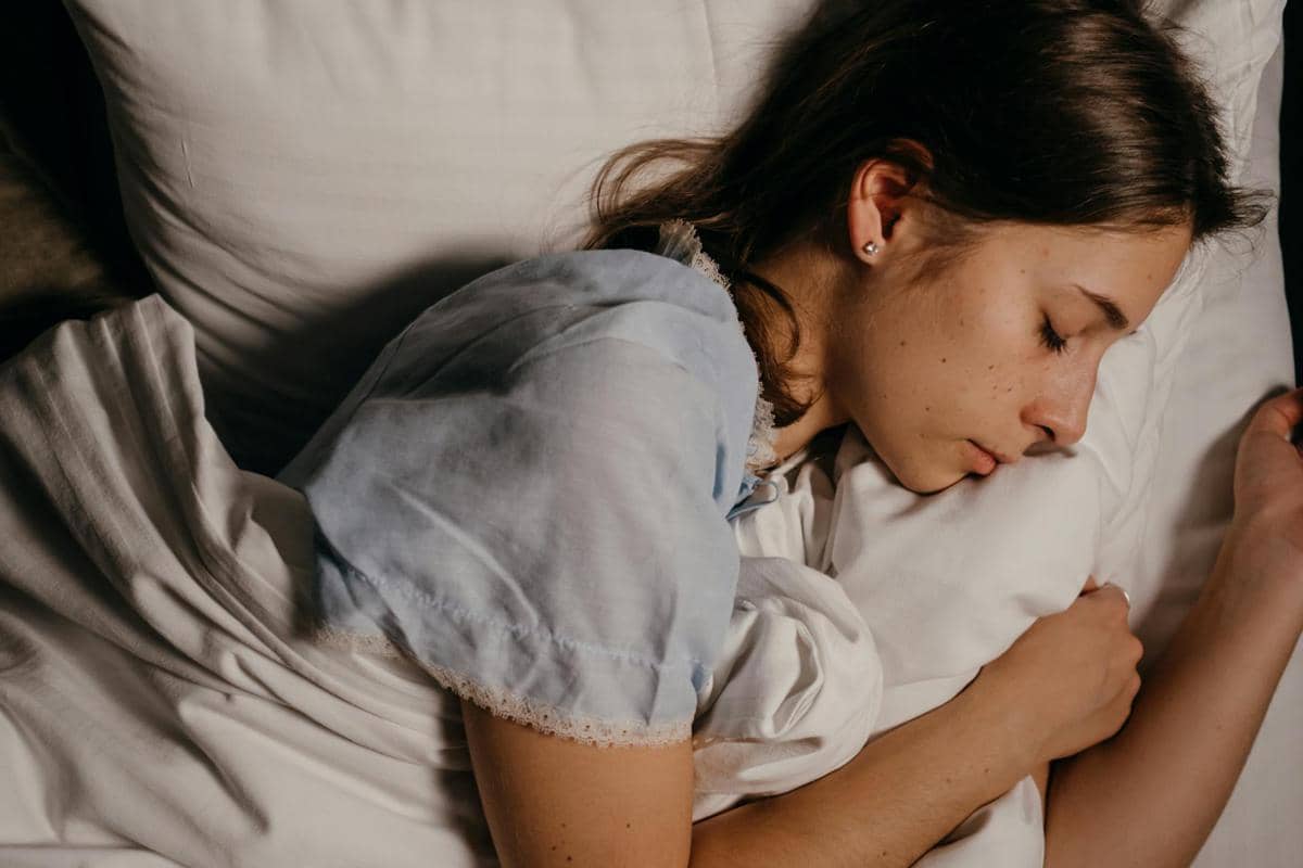seorang wanita yang istirahat tidur