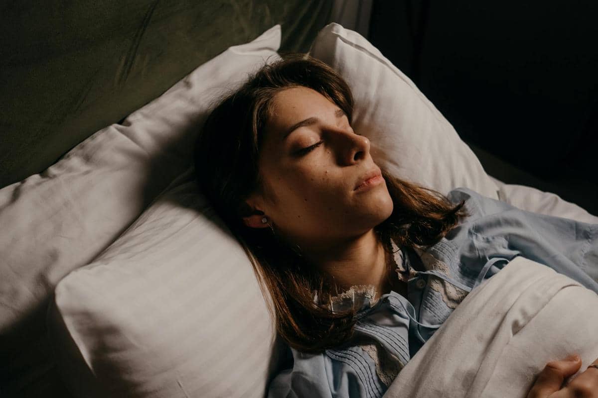 seorang wanita yang istirahat tidur 