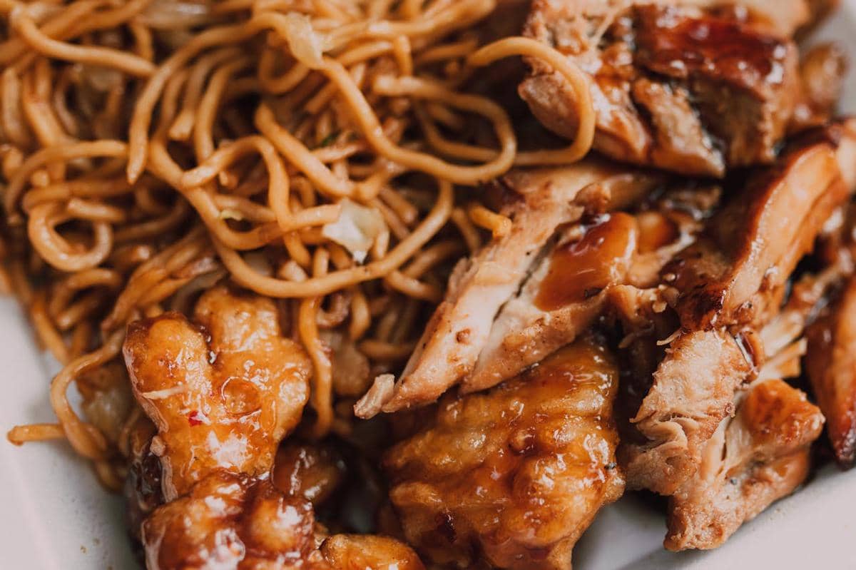ilustrasi mi chicken teriyaki
