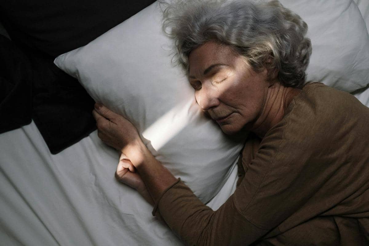orang tua lansia yang tidur di kasur