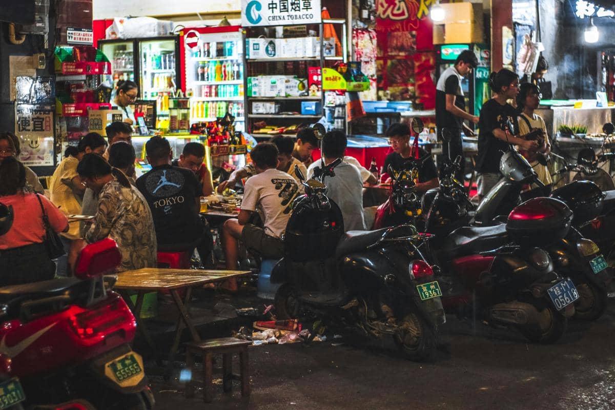 Ilustrasi area kuliner terbuka dengan suasana ramai di swk bratang binangun surabaya.