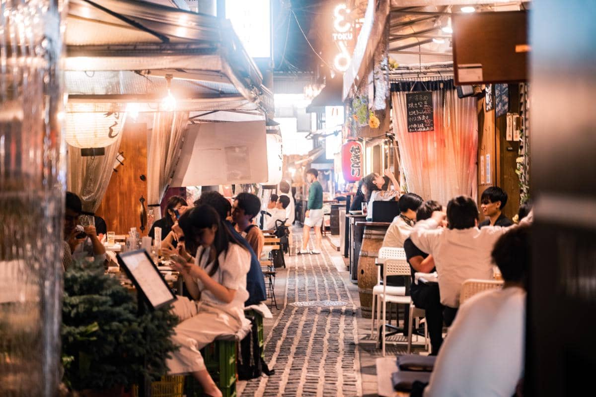 Ilustrasi suasana sentra kuliner di kawasan kota lama surabaya yang ramai pada malam hari.