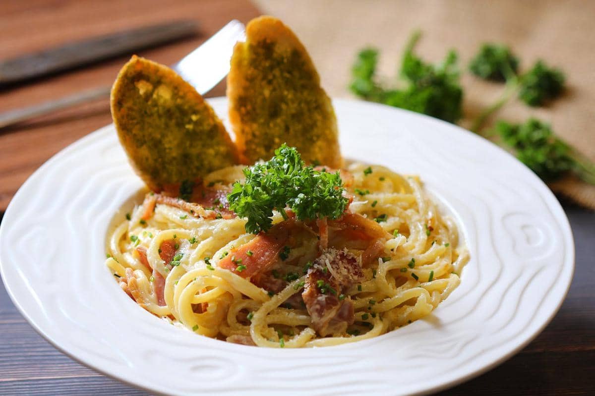 Resep Pasta Aglio e Olio dengan Bacon, Gurih dan Garlicky