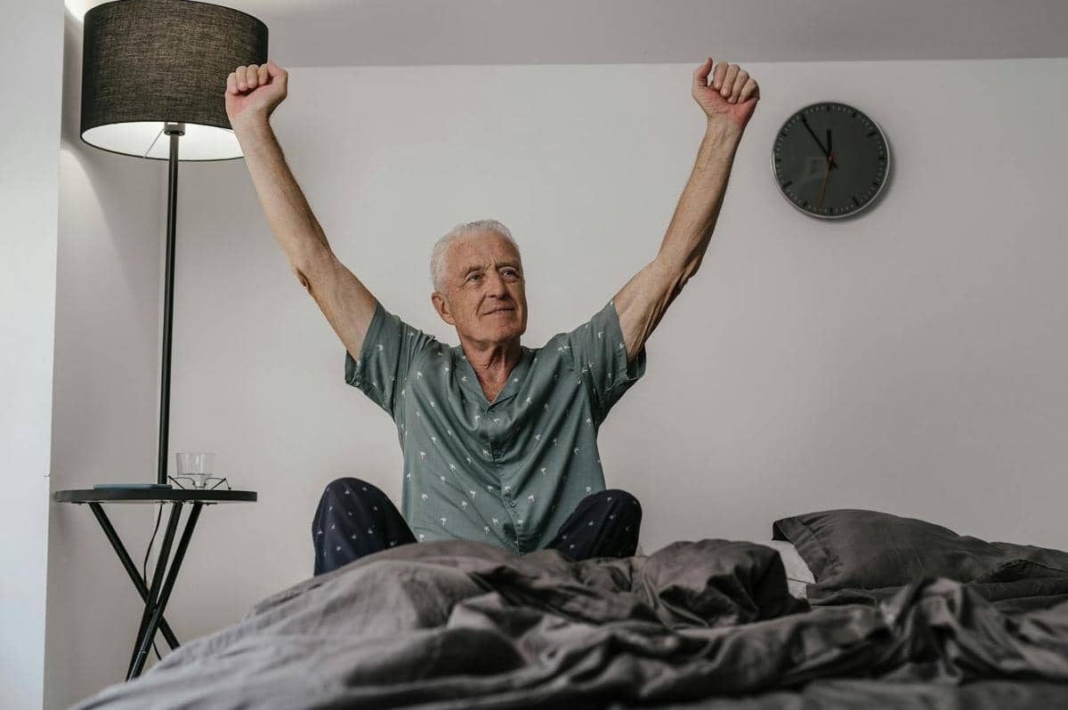 orang tua lansia bangun tidur