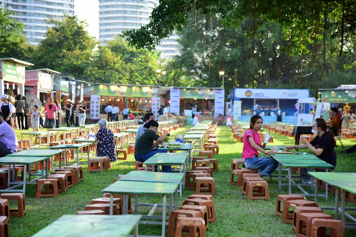 Ilustrasi area makan luas dengan banyak tenant kuliner di swk convention hall keputih.