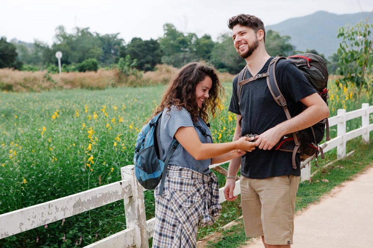 ilustrasi pasangan traveling