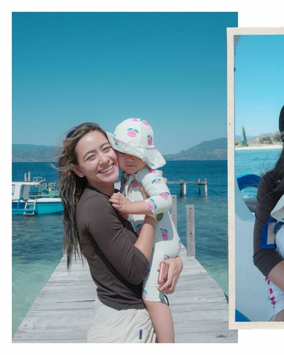 Keluarga Laura Theux liburan di Pantai Liang, Ambon