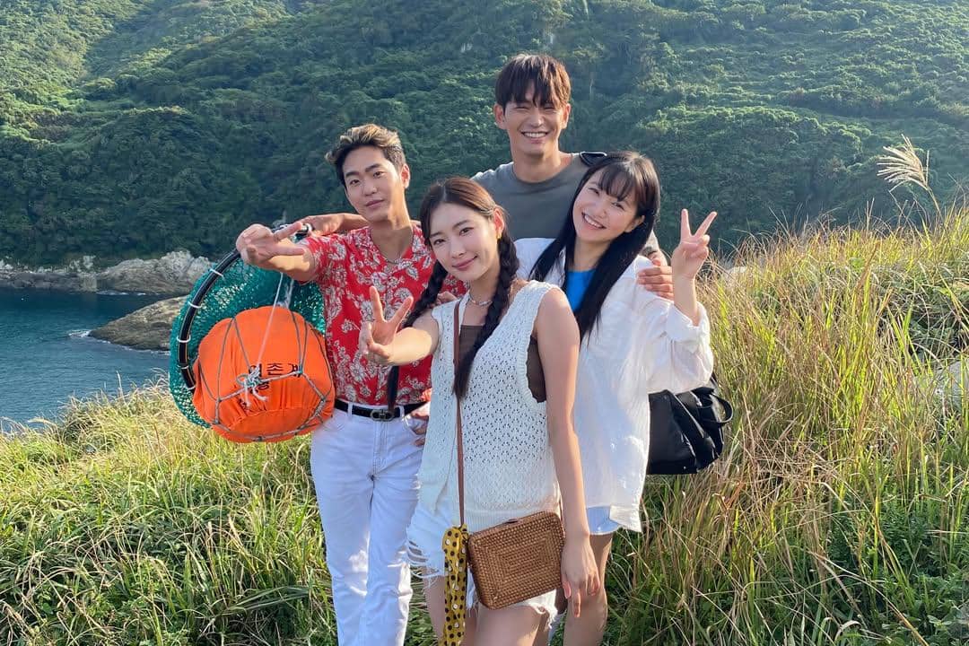 7 Momen Kompak Anna Cs di Azure Spring yang Bikin Hangat